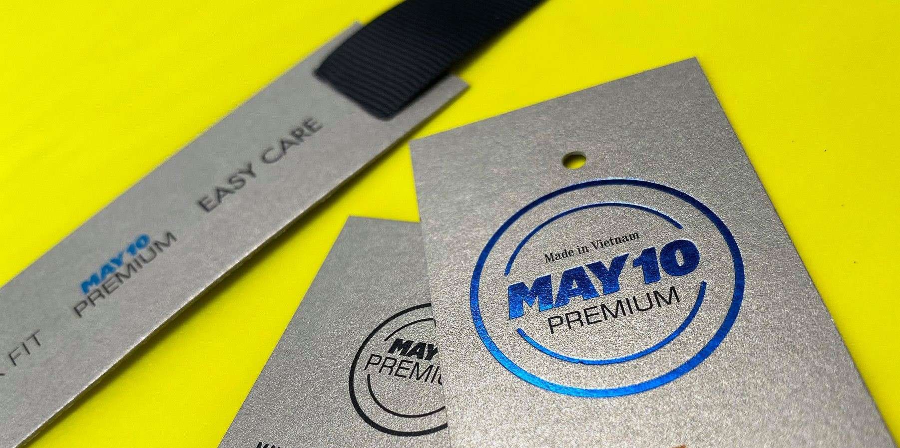 Mác treo quần áo ép kim, dập chìm và dập nổi